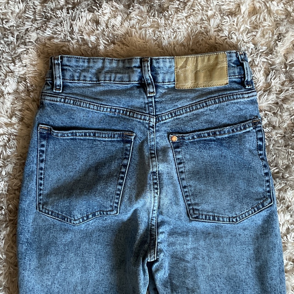 H&M Mom Jeans High-Waisted Blue Jeans - Picture 6 of 6
